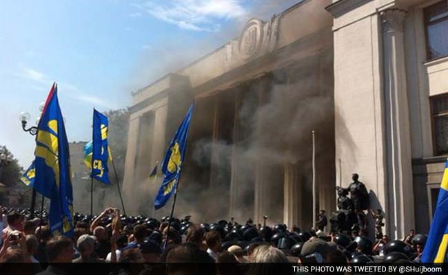 90 Wounded in Nationalist Protest Outside Ukraine Parliament