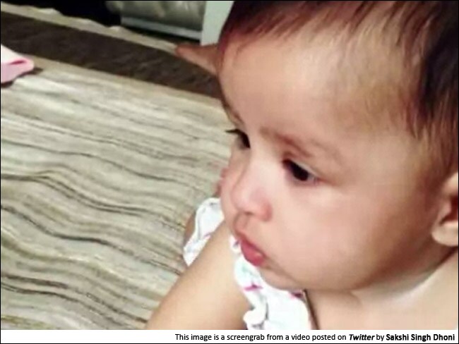 सोशल मीडिया पर वायरल हो रहा है महेंद्र सिंह धोनी की बेटी का पहला वीडियो
