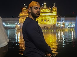 Aamir Khan Stops by Golden Temple Ahead of <I>Dangal</i> Shoot Aamir Khan Stops by Golden Temple Ahead of <I>Dangal</i> Shoot