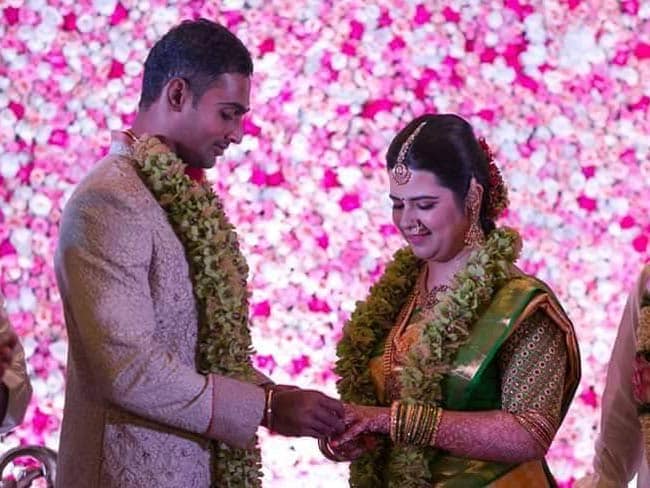 क्रिकेटर अभिमन्यु मिथुन ने अभिनेत्री राधिका की बेटी से की सगाई, देखें तस्वीरें