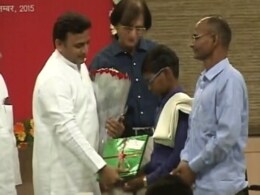 पढ़ाई के साथ परिवार चलाने वाले बच्चे को यूपी के सीएम अखिलेश यादव ने दिए पांच लाख पढ़ाई के साथ परिवार चलाने वाले बच्चे को यूपी के सीएम अखिलेश यादव ने दिए पांच लाख