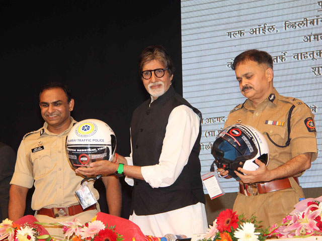 Amitabh Bachchan Stops His Car to Talk to Those Breaking Traffic Rules