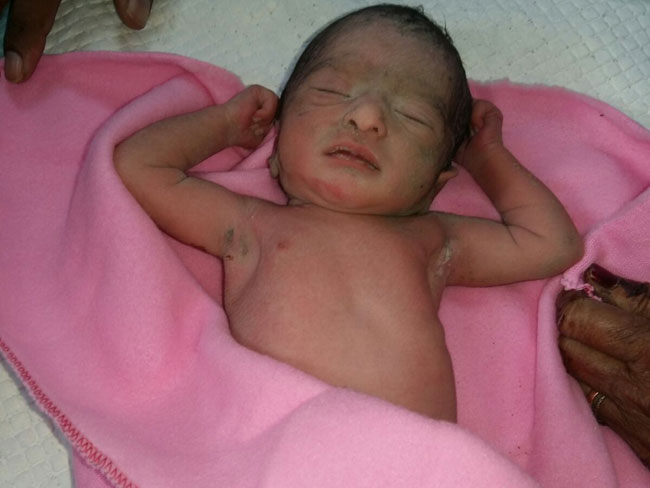 इंसानियत हुई शर्मसार : पांच घंटे की नवजात को पत्‍थर और राख से दबाया