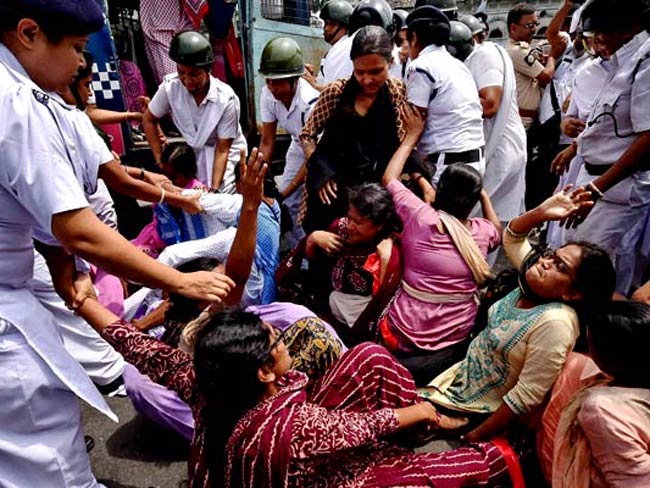 ट्रेड यूनियनों की हड़ताल का प.बंगाल में खासा असर, पुलिस और हड़ताल समर्थक भिड़े