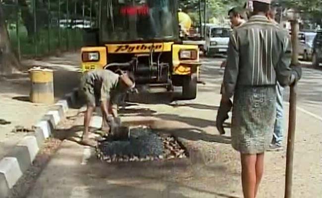 A Python Is 'Swallowing' Bengaluru's Potholes One at a Time