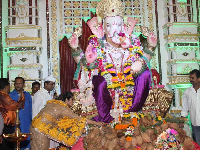 Raveena Tandon Unveils Biggest <i>Laddoo</i> in the World For Andheri Cha Raja