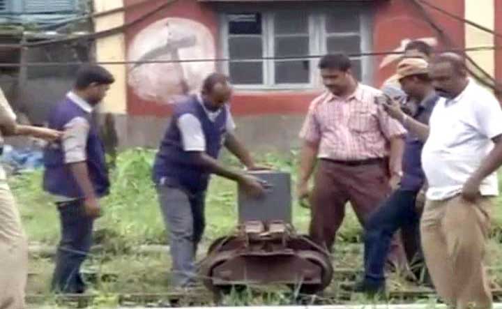 हावड़ा स्टेशन पर मिला संदिग्ध बक्सा, बम निरोधक दस्ता जांच में जुटा