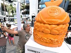 New Guinness World Record: Largest Cheese Sculpture That Weighs 691 Kgs! New Guinness World Record: Largest Cheese Sculpture That Weighs 691 Kgs!
