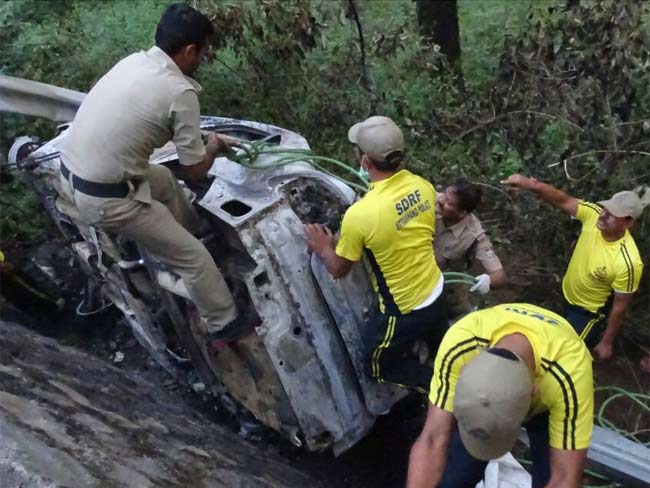 जन्मदिन से मौत तक का सफर : कार पलटी, 3 युवकों की झुलसकर मौत