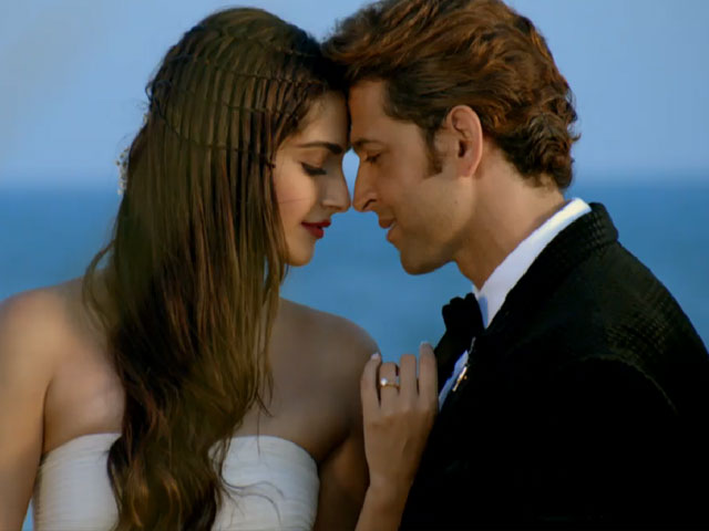 Hrithik Roshan, Sonam Kapoor Star in Honey Singh's Version of 1990 Hit <i>Dheere Dheere</i>