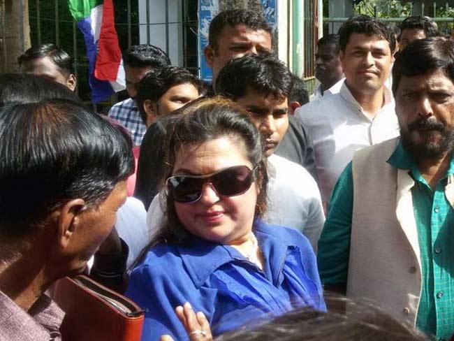 डॉली बिंद्रा ने राधे मां पर लगाया यौन उत्पीड़न का आरोप, FIR दर्ज
