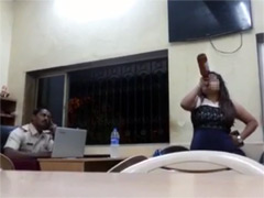 मुंबई : बीयर पी, धौंस दी, महिला ने रातभर पुलिस थाने में जमकर किया हंगामा