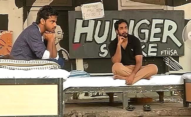 भूख हड़ताल पर बैठे FTII के दो और छात्र अस्पताल में भर्ती