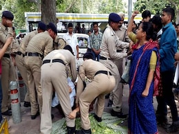 FTII Students Hold Hunger Strike In Delhi, Removed From Protest Site FTII Students Hold Hunger Strike In Delhi, Removed From Protest Site