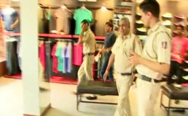 Delhi Cops Take Gangster Shoe Shopping, Get the Boot