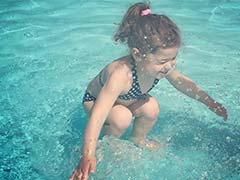 Internet's New #Dressgate: Is This Little Girl Underwater or Not?