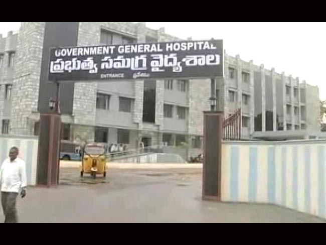 आंध्र प्रदेश : ऑपरेशन थिएटर में सांप देखकर भाग खड़े हुए सर्जन, सर्जरी से किया इंकार