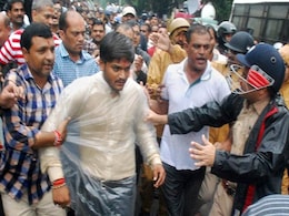 गिरफ्तारी के कुछ ही घंटे बाद रिहा हुए हार्दिक पटेल, गुजरात में 24 घंटे के लिए इंटरनेट बैन गिरफ्तारी के कुछ ही घंटे बाद रिहा हुए हार्दिक पटेल, गुजरात में 24 घंटे के लिए इंटरनेट बैन