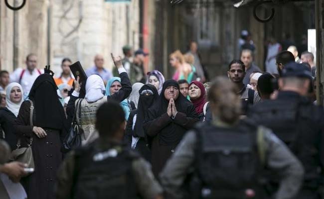 Palestinians Clash With Israeli Police at Jerusalem Shrine