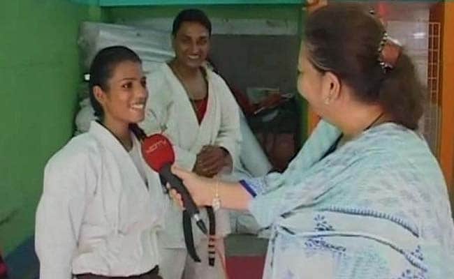 karate woman beats man