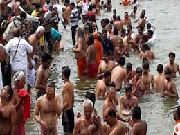 त्रयंबकेश्वर में कुंभ का आख़िरी शाही स्नान आज, हजारों श्रद्धालु लगा रहे डुबकी त्रयंबकेश्वर में कुंभ का आख़िरी शाही स्नान आज, हजारों श्रद्धालु लगा रहे डुबकी