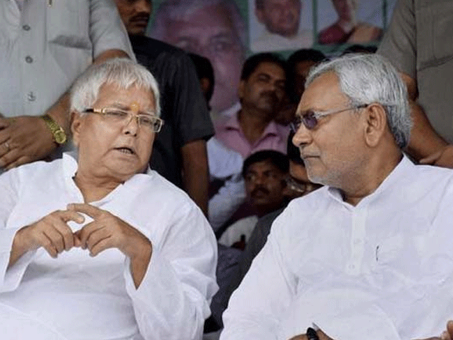 लालू ने किया नीतीश कुमार के साथ टकराव से इनकार, नए फोटो विवाद में फंसे बेटे तेज प्रताप