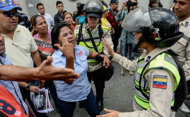 Venezuelan Opposition Activists, Government Supporters Clash at Leopoldo Lopez Trial