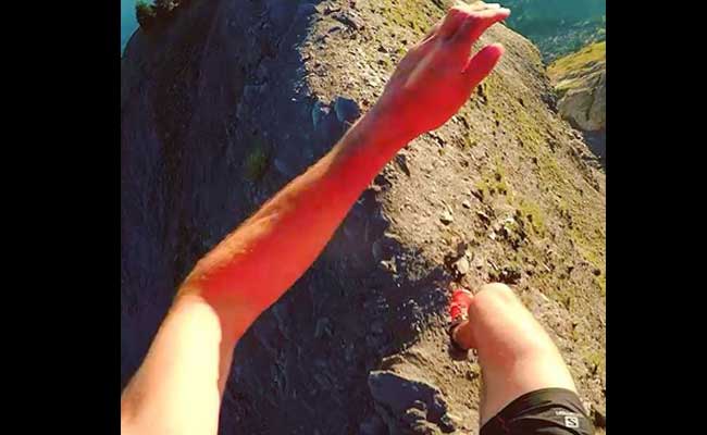 His Extreme Run on Cliff Edge Will Take Your Breath Away
