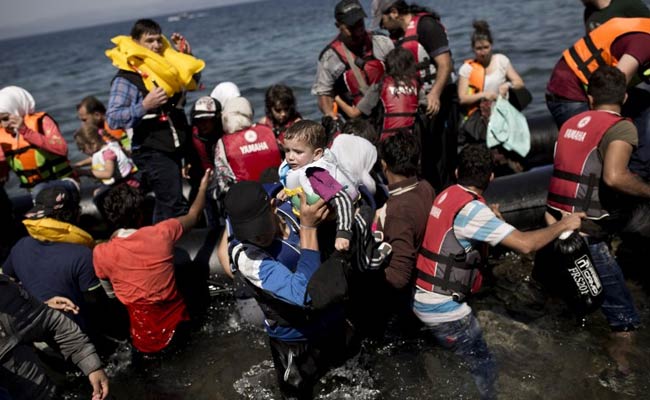 400 Migrants Storm North African Border Fence: Spain