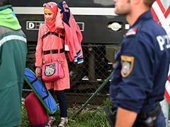 Austria Shuts Motorway on Hungary Border as Migrants Walk to Vienna