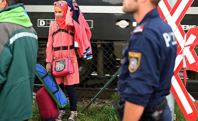 Austria Shuts Motorway on Hungary Border as Migrants Walk to Vienna