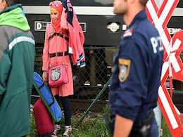 Austria Shuts Motorway on Hungary Border as Migrants Walk to Vienna Austria Shuts Motorway on Hungary Border as Migrants Walk to Vienna