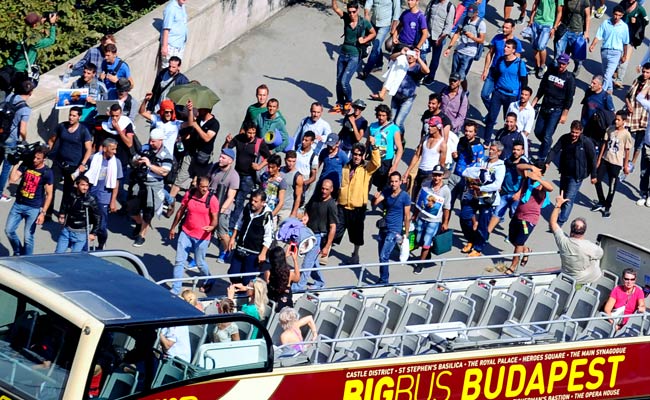 Standed for Days, Over 1,000 Migrants Leave Budapest Train Station on Foot for Austria