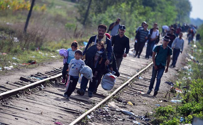 Thousands More Migrants Pour into Austria as 13 Drown Off Turkey