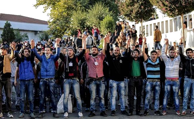 Police And Migrants in Stand-Off Near Turkey's Greek Border