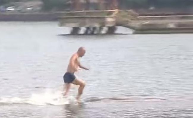 Shaolin Monk 'Runs on Water' For 125 Metres, Breaks Own Record