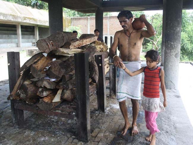 दोस्ती की अनोखी मिसाल : मध्य प्रदेश में मुस्लिम शख्स ने अपने हिंदू दोस्त को दी मुखाग्नि