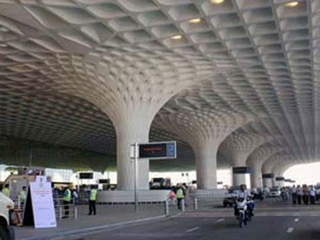 मुंबई : बम विस्फोट की धमकी के बाद एयरपोर्ट और ताज होटल पर हाई अलर्ट जारी