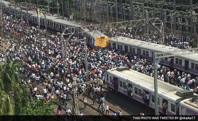 मुंबई: मालगाड़ी के तीन डिब्बे पटरी से उतरे, हार्बर लाइन की सेवा बाधित