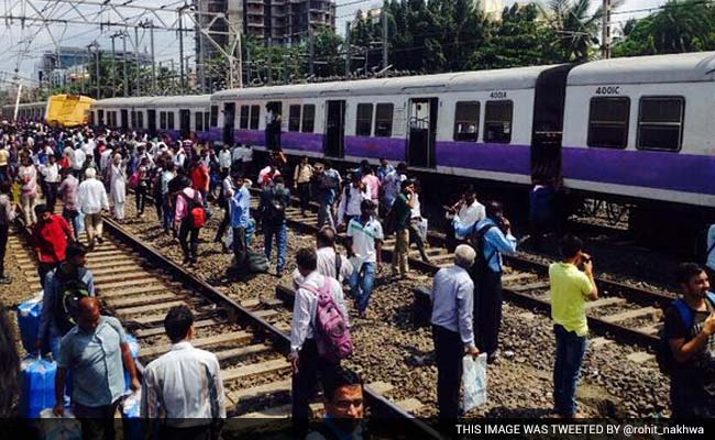 मुंबई : विले पार्ले और अंधेरी के बीच पटरी से उतरे लोकल ट्रेन के सात कोच