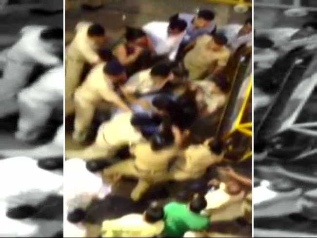मुंबई :  गणेशोत्सव में लड़की की पिटाई करने वाली दो महिला पुलिसकर्मी सस्‍पेंड