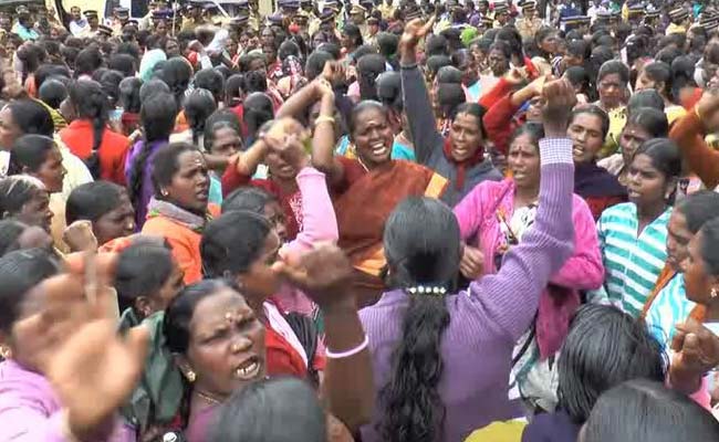 Veteran Leader Achuthanandan Joins Tea Workers Protest in Kerala's Munnar