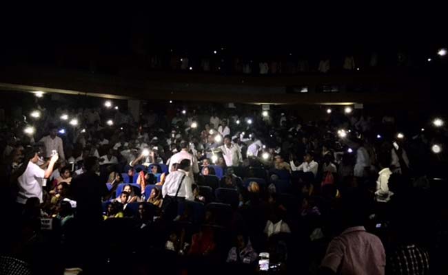 For Nana Patekar, a Roomful of Cellphones Turned Into Torches