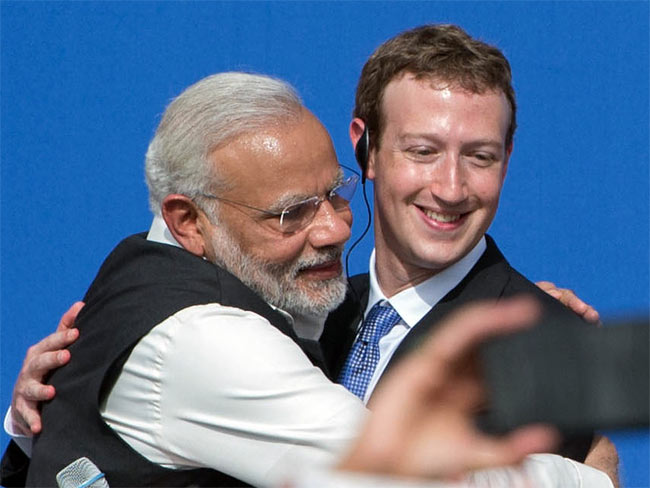 पीएम नरेंद्र मोदी के फेसबुक दौरे पर ज़ुकरबर्ग दिखे अलग 'अवतार' में..