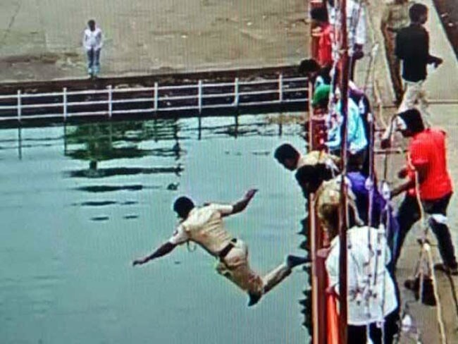 पुलिसकर्मी ने 20 फुट ऊंचे पुल से गोदावरी में छलांग लगाकर बचाई डूबते श्रद्धालु की जान