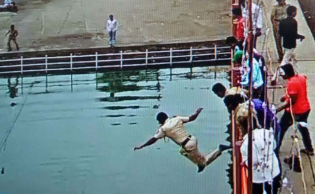 Kumbh Super-Cop: He Jumped 20 Feet Into the River to Save a Life