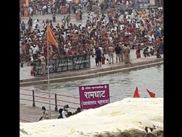 नासिक कुंभ : दूसरे शाही स्नान में डुबकी लगाते साधु, देखिए तस्वीरें नासिक कुंभ : दूसरे शाही स्नान में डुबकी लगाते साधु, देखिए तस्वीरें