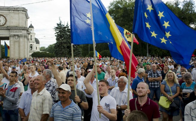 Thousands Rally to Demand Resignation of Moldovan President Nicolae Timofti