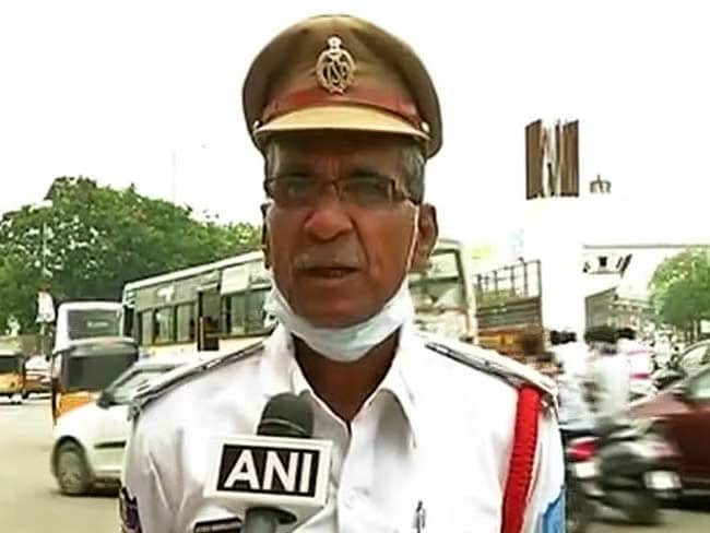 हैदराबाद : गाड़ी रुक जाने पर आम लोगों को मदद मुहैया कराता है ये पुलिसवाला