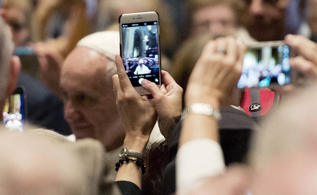 In Philadelphia, Pope Francis Urges Laity to Strengthen Church